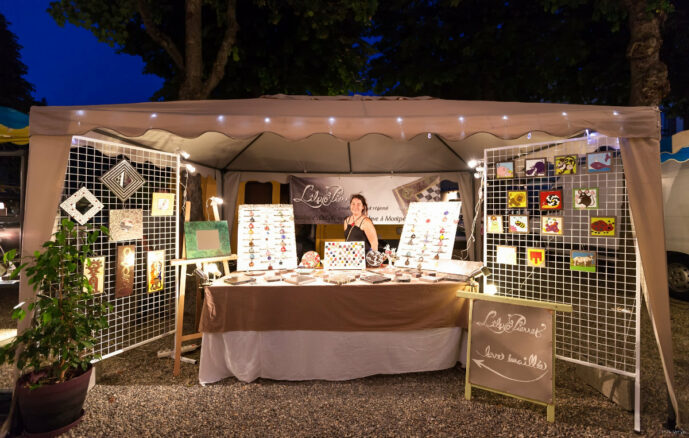 Le stand L'île o Pierres aux marchés nocturnes de Champeix (2013) (photo par Pierre-Alain Heydel)