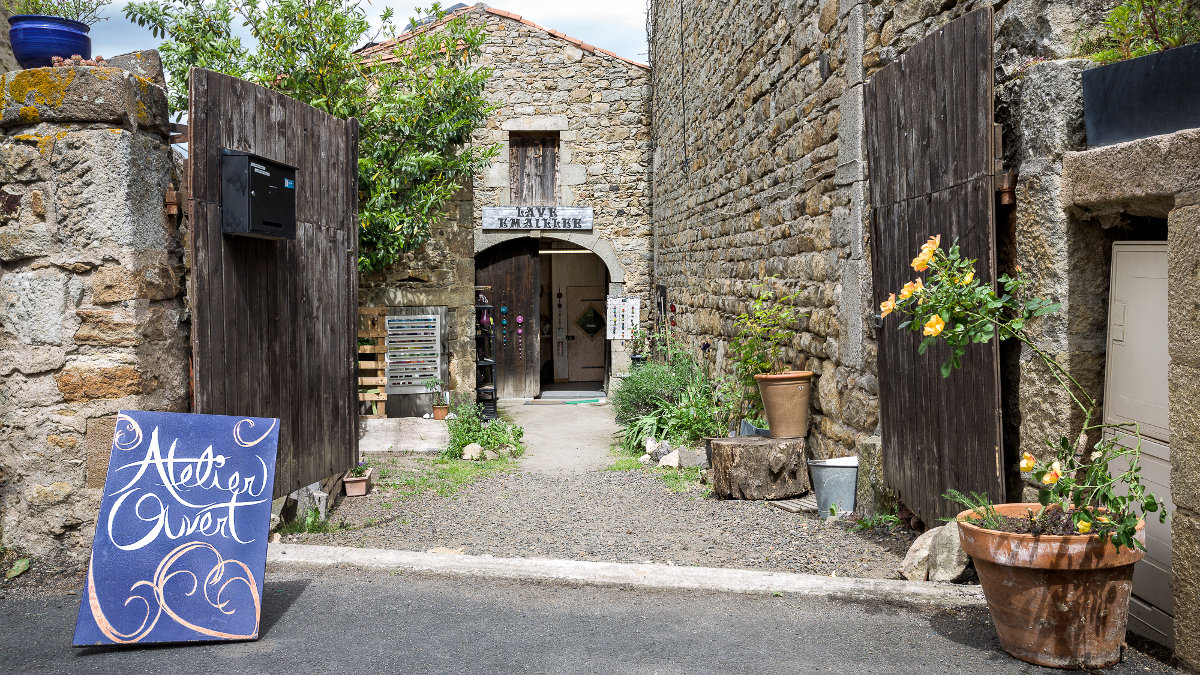 L'atelier boutique de L'île o Pierres à Montpeyroux (photo par Pierre-Alain Heydel)