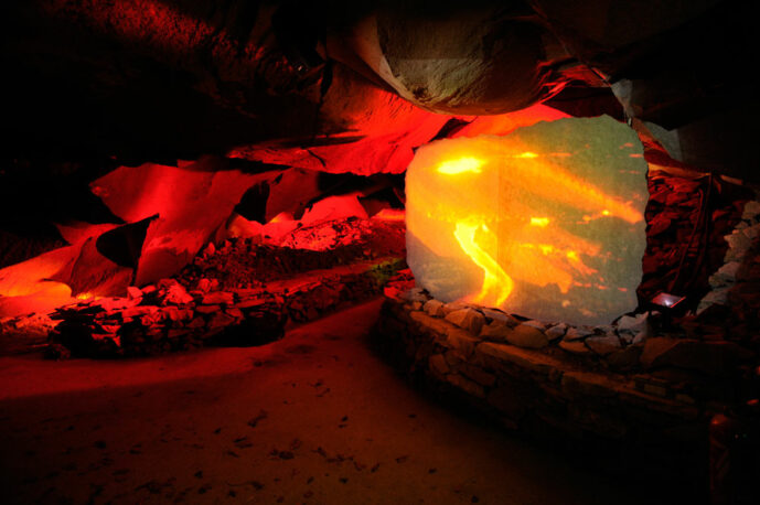 La lave et l’eau (Grotte de la Pierre à Volvic).