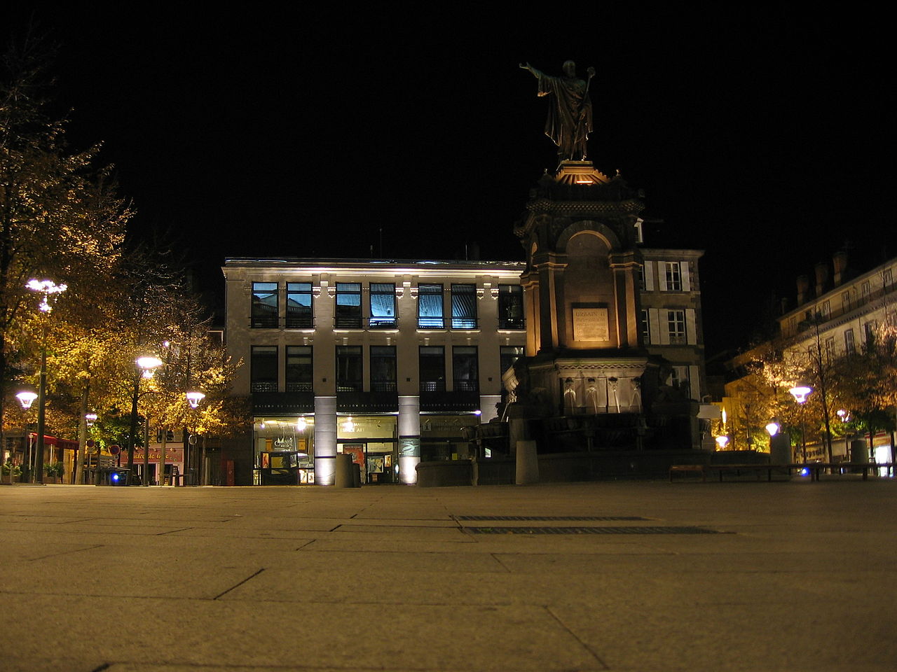 Office de Tourisme de Clermont-Ferrand, place de la Victoire (Fabien1309 (Travail personnel) [CC BY-SA 2.0 fr], via Wikimedia Commons).