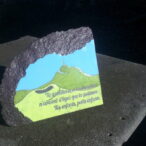 Plaque funéraire en lave émaillée