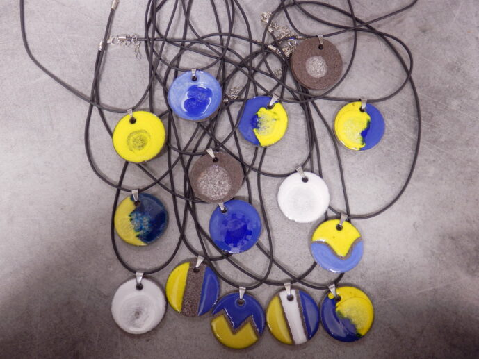 Pendentifs en lave émaillée
