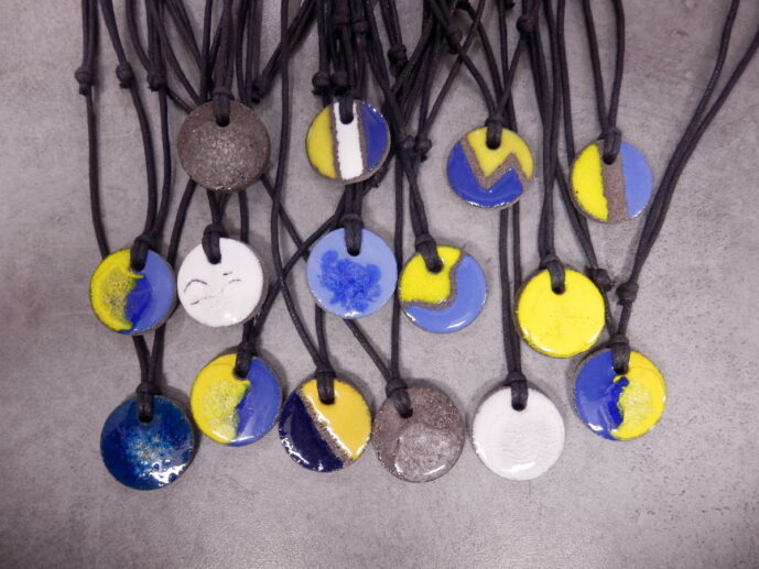 Pendentifs en lave émaillée