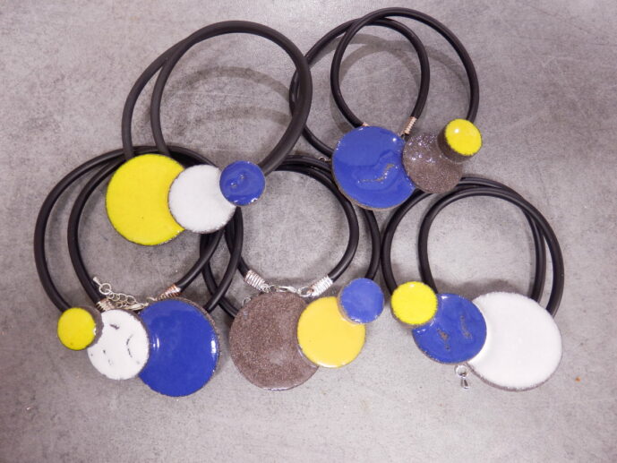 Pendentifs en lave émaillée