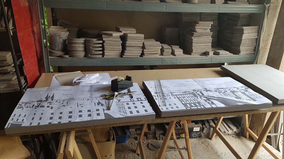 Reproduction du tracé sur les pierres avant émaillage.