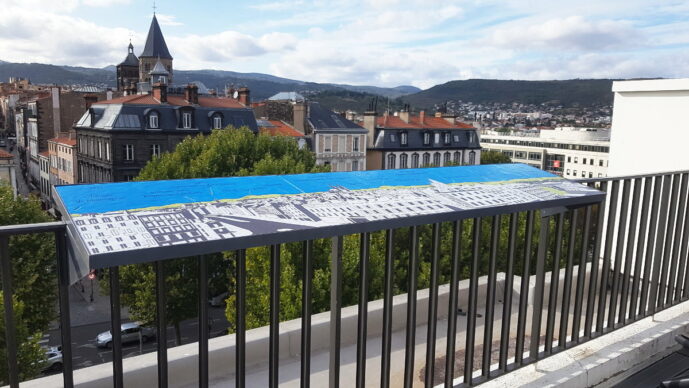 Table d'orientation installée sur la terrasse de l'hôtel Alexandre Vialatte.