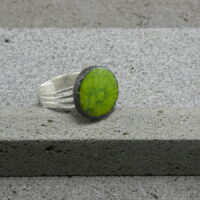 Bague réglable en lave émaillée collection "cristal", vert mousse, L'île o Pierres.