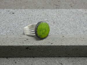 Bague réglable en lave émaillée collection "cristal", vert mousse, L'île o Pierres.