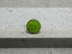 Bague réglable en lave émaillée collection "cristal", vert mousse, L'île o Pierres.