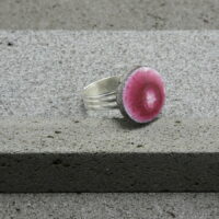 Bague réglable en lave émaillée collection "cristal", blanc & rose, L'île o Pierres.