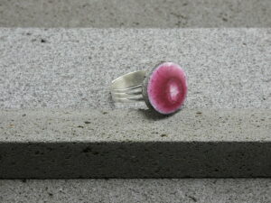 Bague réglable en lave émaillée collection "cristal", blanc & rose, L'île o Pierres.