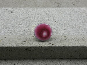 Bague réglable en lave émaillée collection "cristal", blanc & rose, L'île o Pierres.