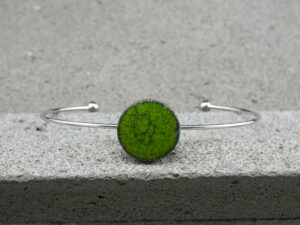 Bracelet rigide en lave émaillée collection "cristal", vert mousse, L'île o Pierres.