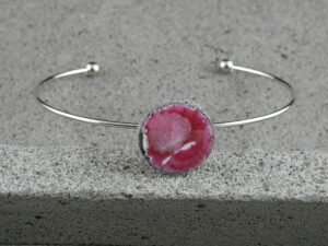 Bracelet rigide en lave émaillée collection "cristal", blanc & rose, L'île o Pierres.