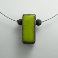 Pendentif en lave émaillée collection "cube", vert anis, L'île o Pierres.