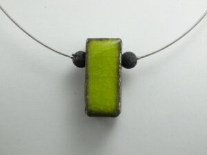 Pendentif en lave émaillée collection "cube", vert anis, L'île o Pierres.