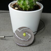 Pendentif en lave émaillée collection "pierre & argent", point vert, L'île o Pierres.