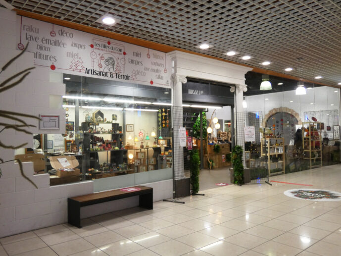 Boutique éphémère Les Filles du Coin, galerie commerciale Carrefour Issoire.