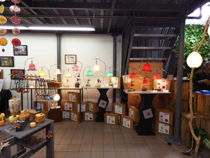Les Filles du Coin : luminaires Valérie Vallat.