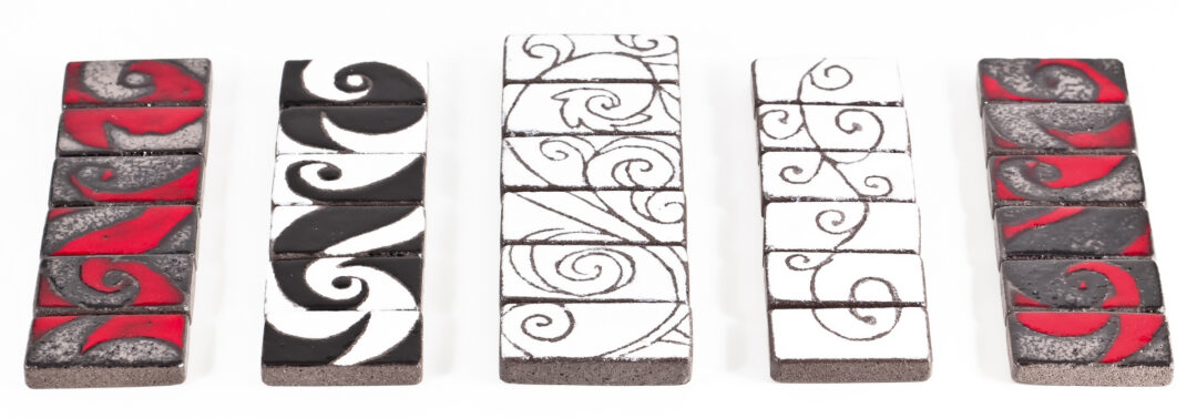 Sélection de repose couverts rectangulaires en pierre de lave émaillée à motifs rouges, noirs et blancs (photo par Pierre-Alain Heydel).