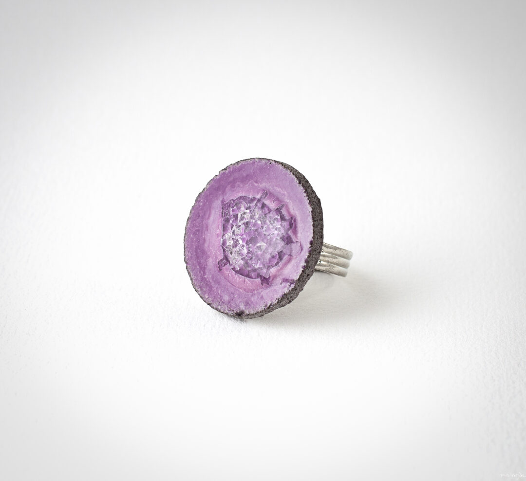 Bague en pierre de lave émaillée violet de la collection cristal (photo par Pierre-Alain Heydel).