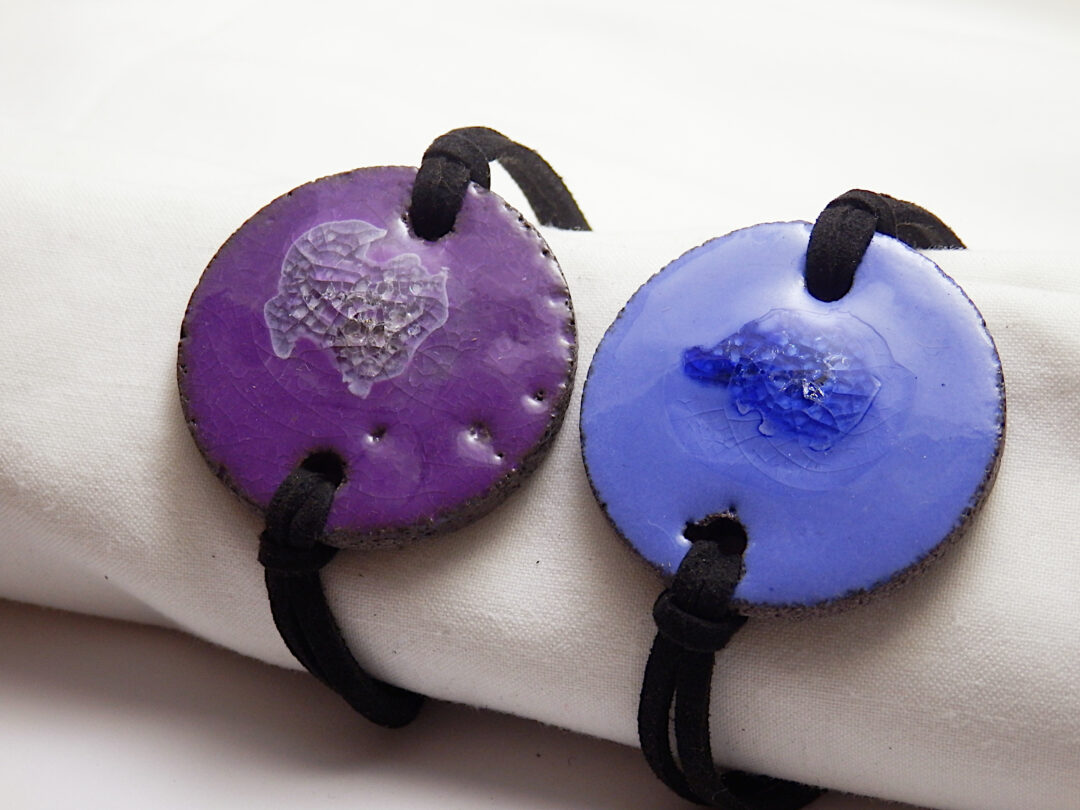 Bracelets souples en pierre de lave émaillée violet et bleu de la collection cristal (photo par L'île o Pierres).