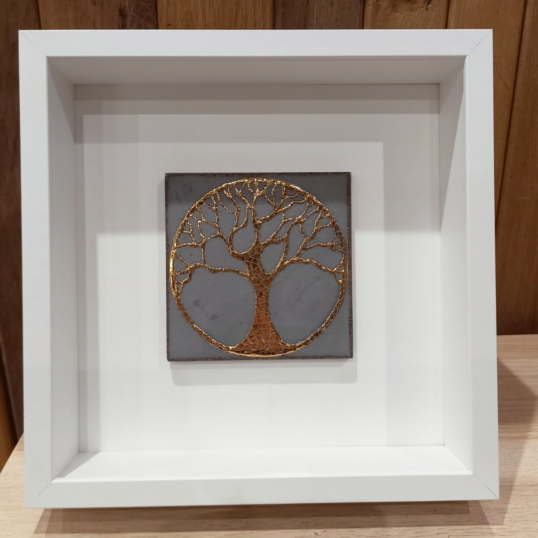 Tableau en pierre de lave émaillée avec arbre or sur fond émail mat à effet matière (photo par L'île o Pierres).