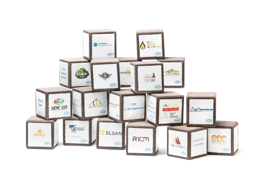 Ensemble de cubes en pierre de lave émaillée pour Engie Solutions (photo par Pierre-Alain Heydel).