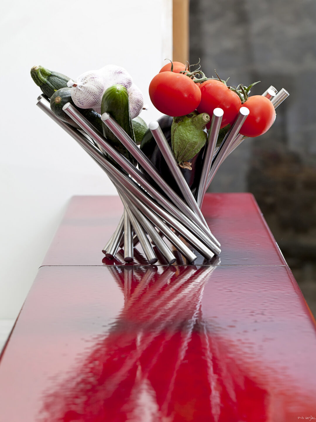 Plan de travail de cuisine en pierre de lave émaillée rouge profond (Pierre-Alain Heydel).