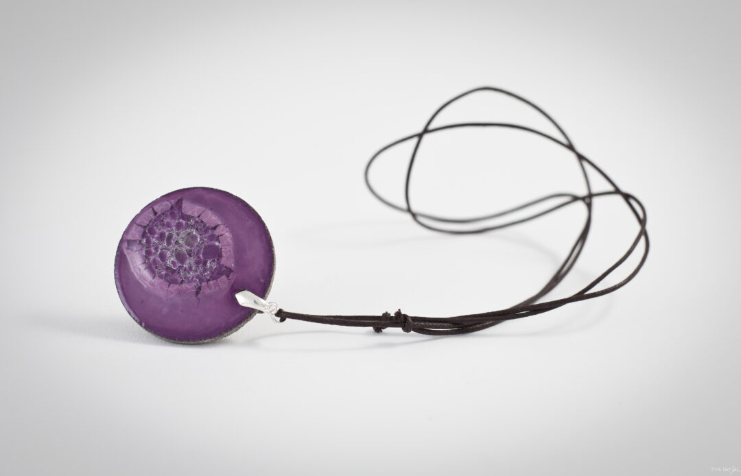 Pendentif en pierre de lave émaillée violet de la collection cristal (photo par Pierre-Alain Heydel).
