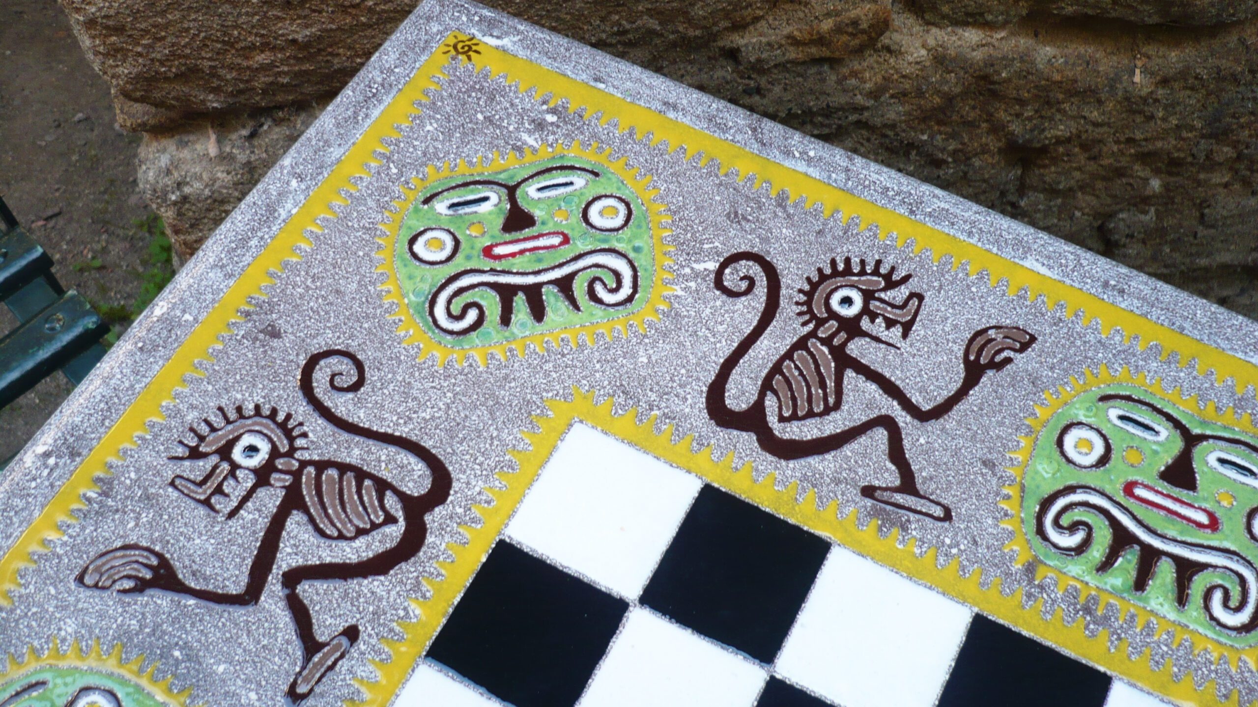 Détail plateau de jeu d'échec en pierre de lave émaillée (photo par L'île o Pierres).