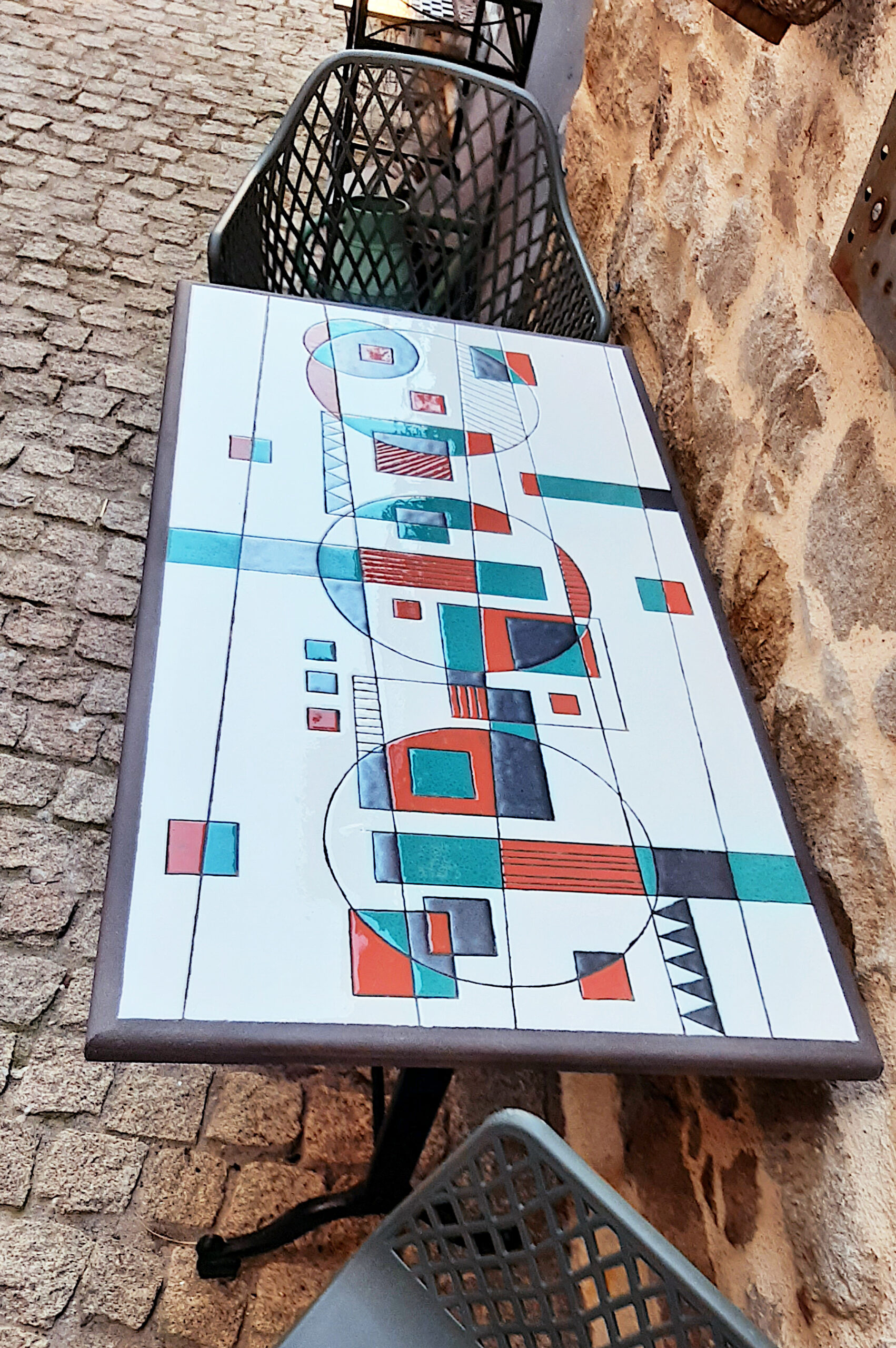 Grande table en pierre de lave émaillée avec motifs géométriques (photo par L'île o Pierres).