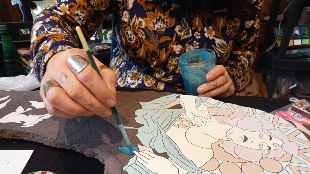 Émaillage d'une grande pièce inspirée d'Alfons Mucha (photo par L'île o Pierres)