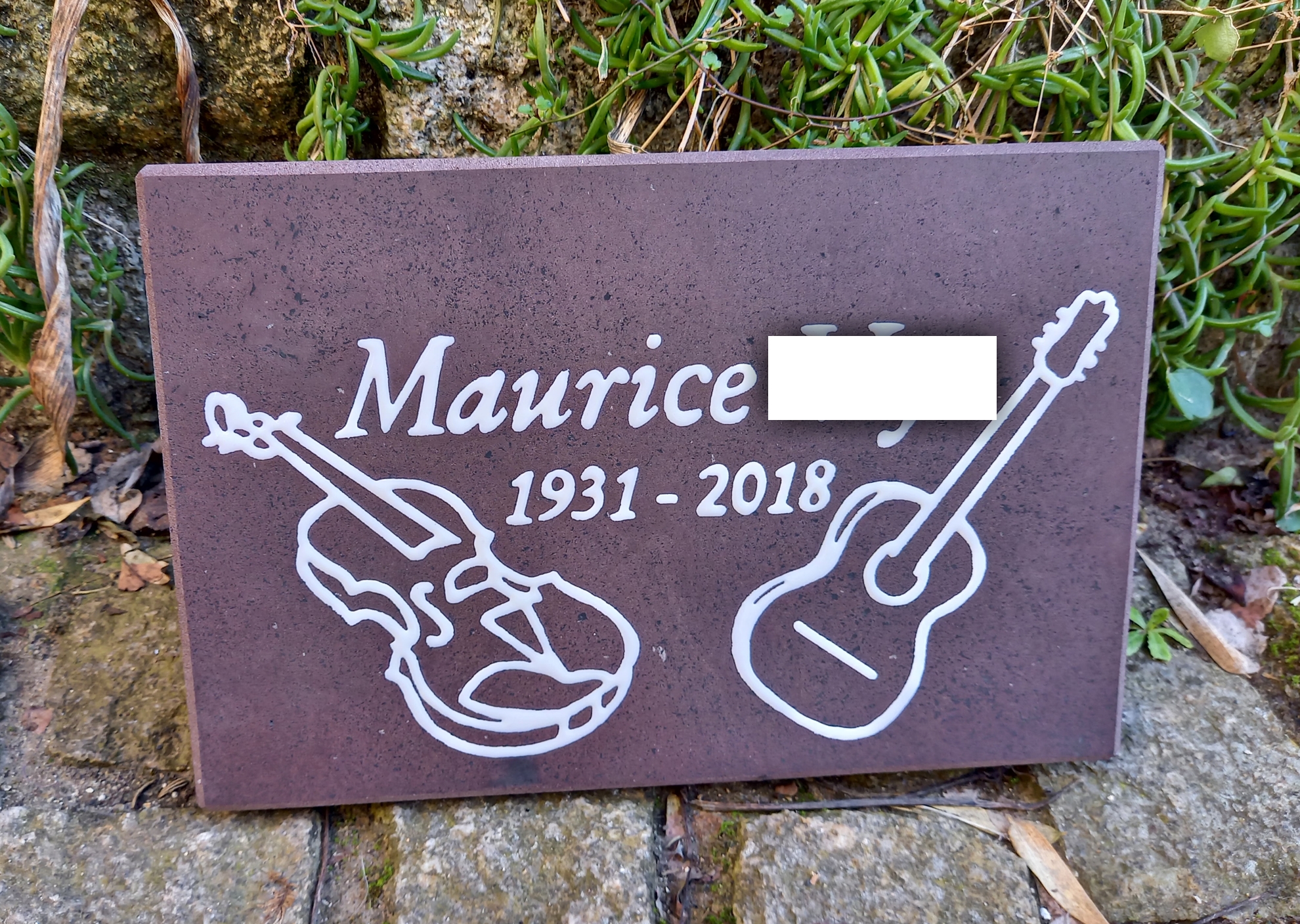 Plaque funéraire en pierre de lave émaillée
