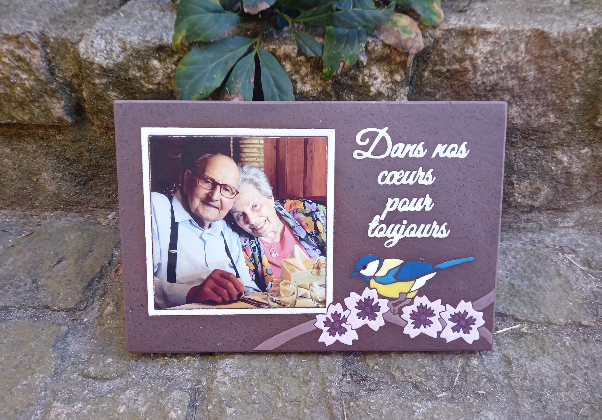 Plaque funéraire en pierre de lave émaillée