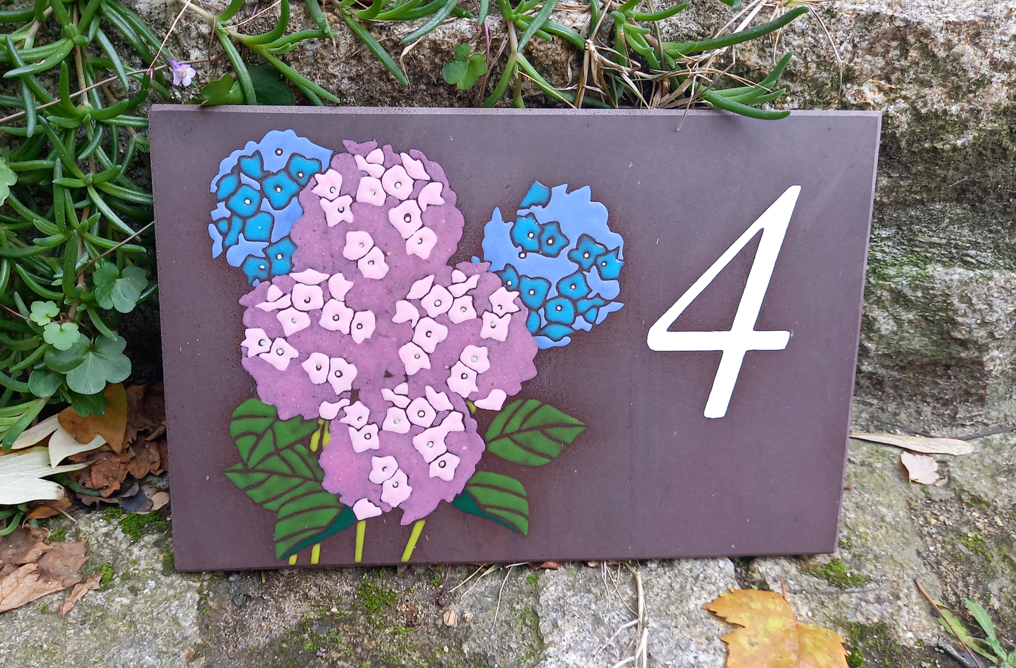 Numéro 4 avec hortensias en pierre de lave émaillée